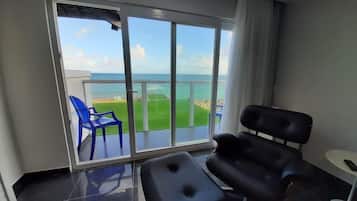 Suíte superior, varanda, vista para o oceano | Frigobar, Wi-Fi de cortesia, roupa de cama