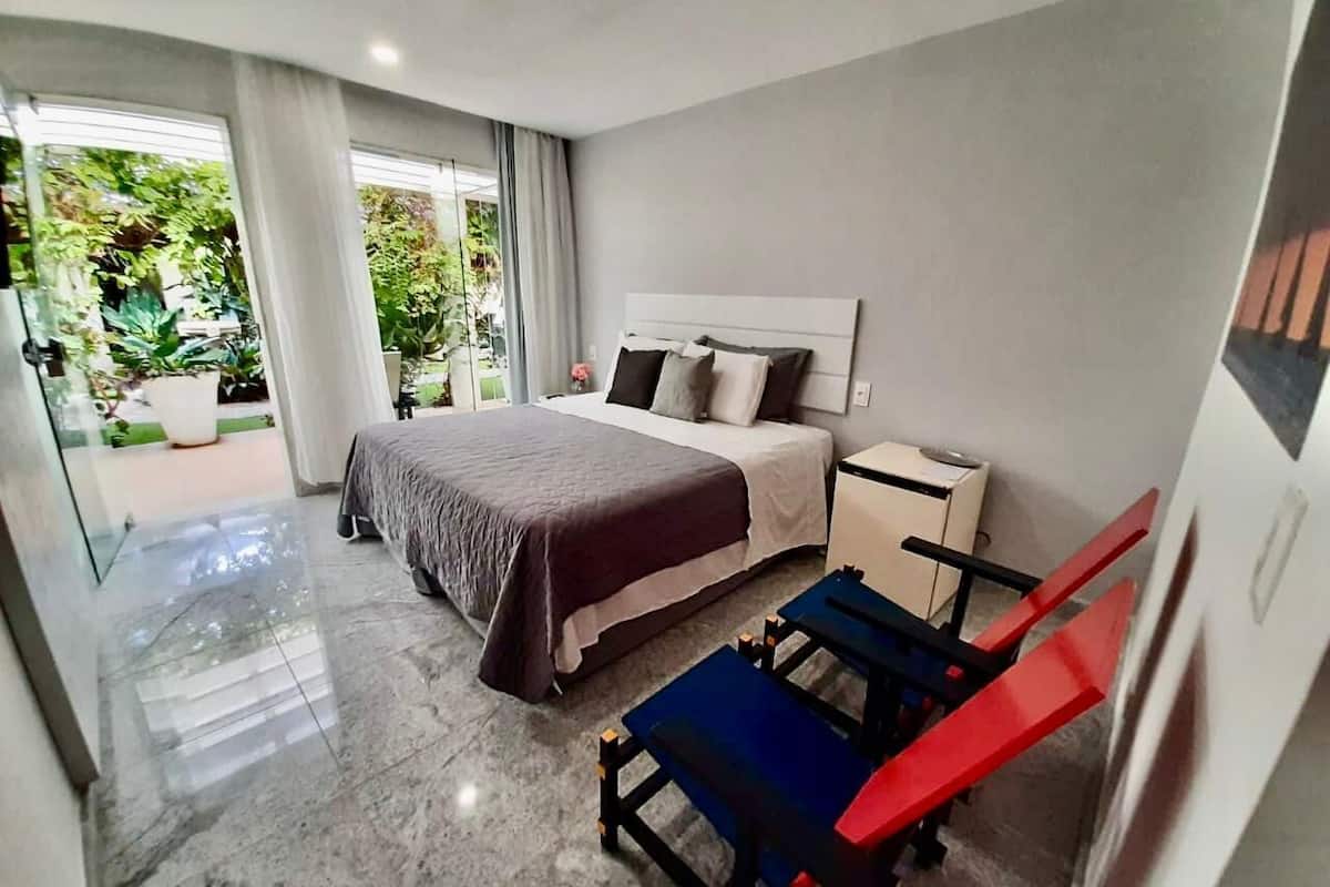 Minibar, wifi gratis y ropa de cama