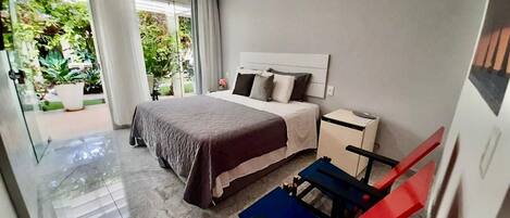 Minibar, free WiFi, bed sheets