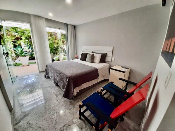 Minibar, free WiFi, bed sheets