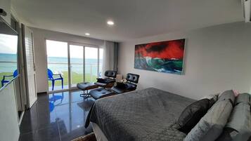 Suíte superior, varanda, vista para o oceano | Frigobar, Wi-Fi de cortesia, roupa de cama