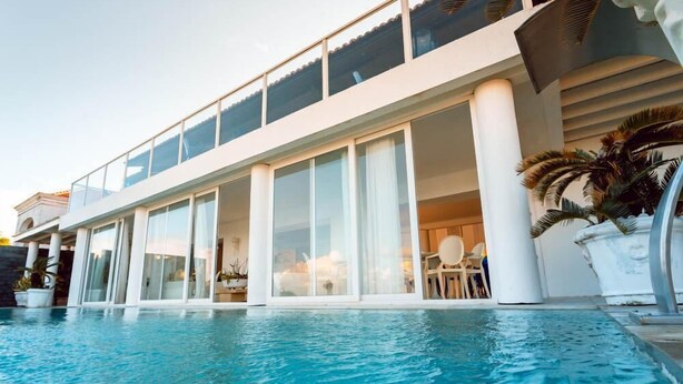 A modern hotel with a large pool, large windows, and a balcony. - Vila Mar Hotel (Olinda)