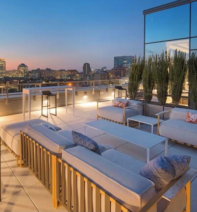 2-bedroom apart in Cambridge with balcony Garage parking