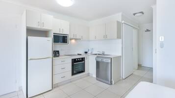 Frigorífico, microondas, horno y tostadora