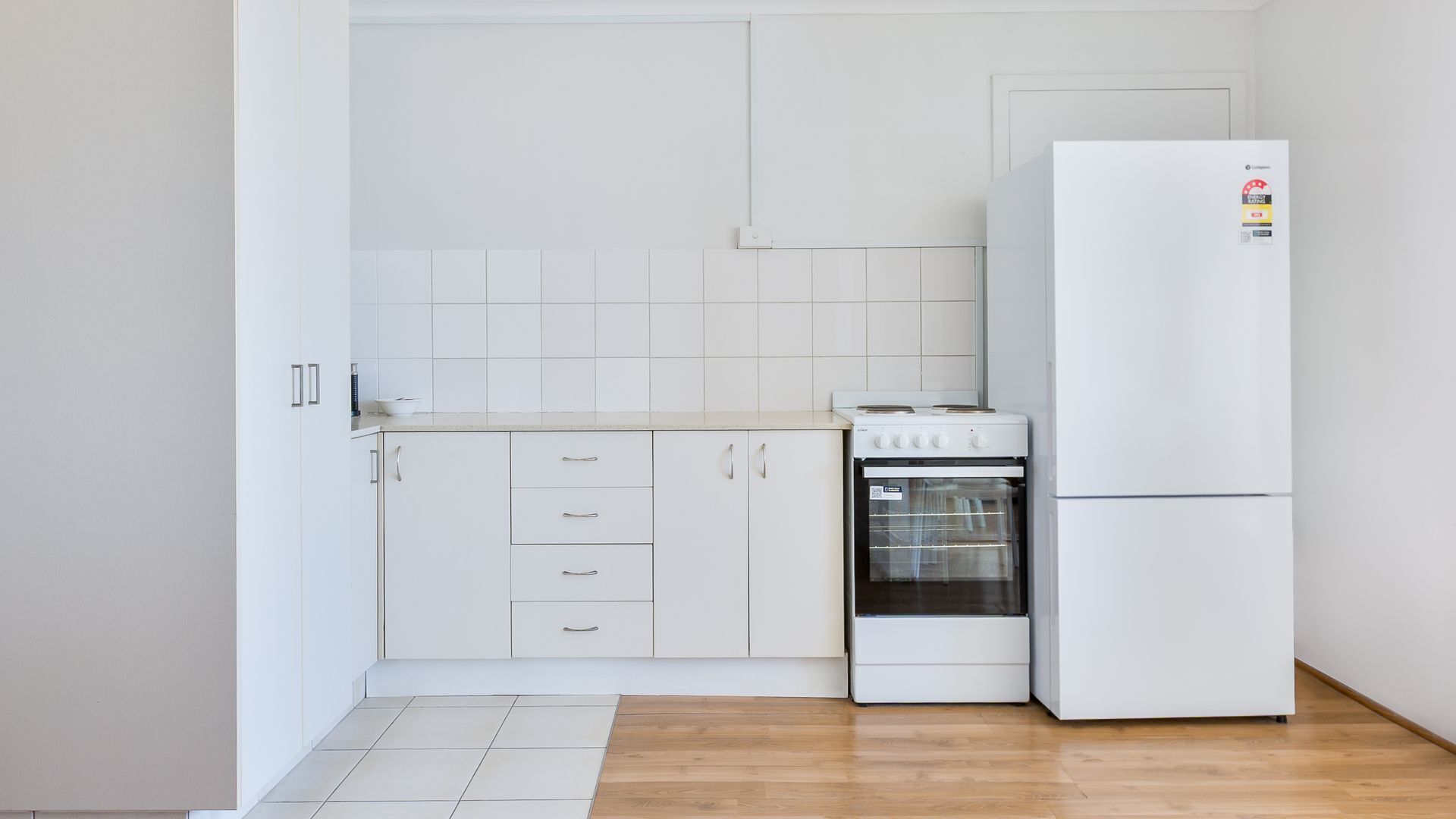 冷蔵庫、電子レンジ、オーブン、コーヒー / ティーメーカー