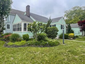 Exterior - Sleeps 13 Guests. Three blocks to Beach (Cape May)