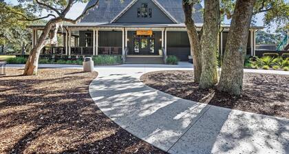 Lagoon View! Updated Kiawah Tennis Club Villa! Screened Porch!