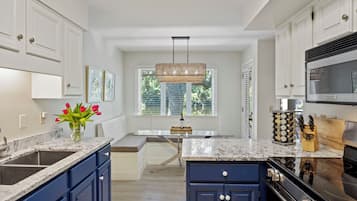 ثلاجة، ميكروويف، فرن، موقد طهي مسطح