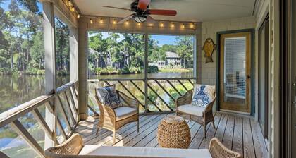Lagoon View! Updated Kiawah Tennis Club Villa! Screened Porch! NEW LISTING
