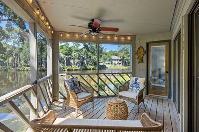 Lagoon View! Updated Kiawah Tennis Club Villa! Screened Porch! NEW LISTING