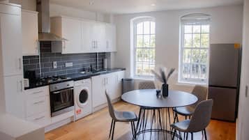 Fridge, oven, stovetop, electric kettle