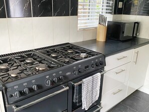 Een magnetron, een oven, een kookplaat