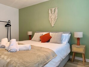 2 bedrooms, iron/ironing board, WiFi, bed sheets