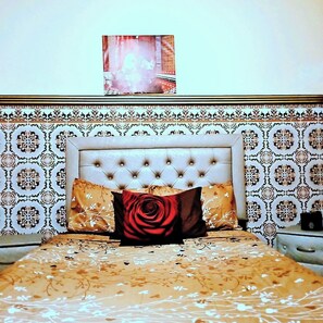 4 bedrooms, iron/ironing board, WiFi, bed sheets