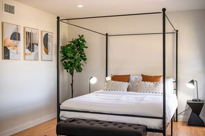 4 Schlafzimmer, Schreibtisch, Bügeleisen/Bügelbrett, Reisekinderbett