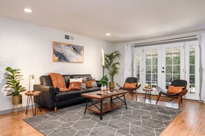 Smart-TV, Videospiele, Tischfußball, Bücher