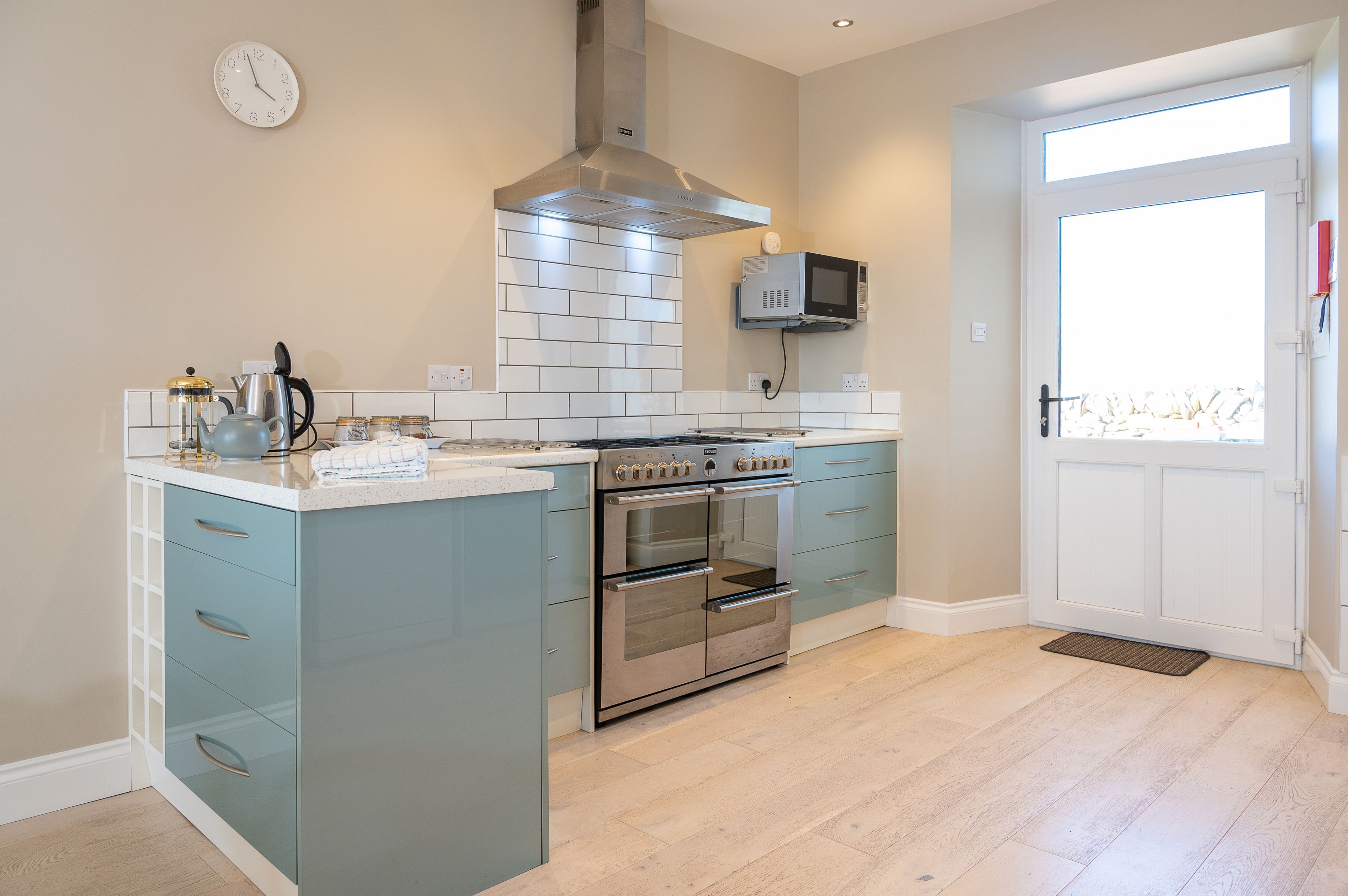 ثلاجة، ميكروويف، غسالة أطباق، كرسي للأطفال