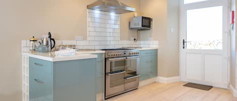 冷蔵庫、電子レンジ、食器洗い機、ハイチェア