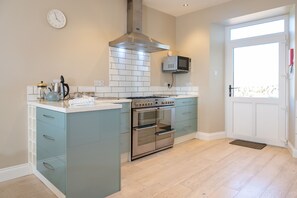 Frigorífic, microones, rentaplats i trona