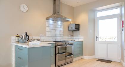 Larroch Farmhouse - a house that sleeps 10 guests in 5 bedrooms