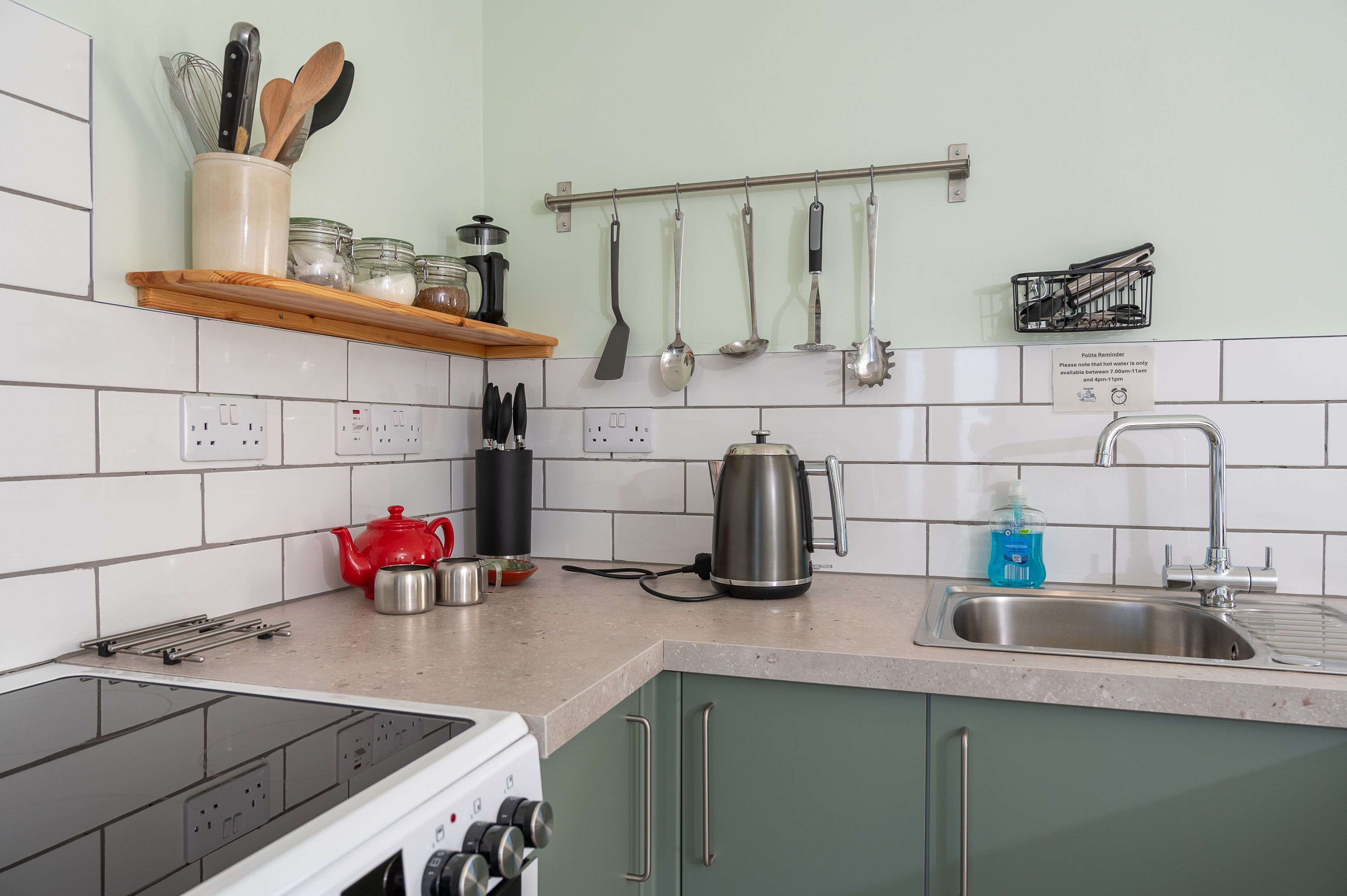 ثلاجة، ميكروويف، غسالة أطباق، كرسي للأطفال