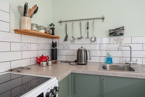 Kühlschrank, Mikrowelle, Geschirrspüler, Hochstuhl