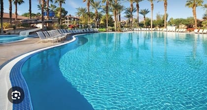 Coachella Perfect! Cozy studio, sleeps 4 in Palm Desert with fitness room, AC.