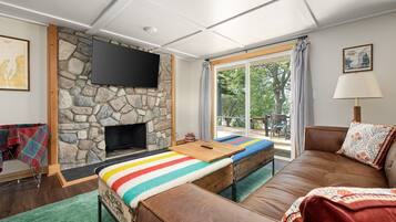 Een smart-tv en tafelvoetbal