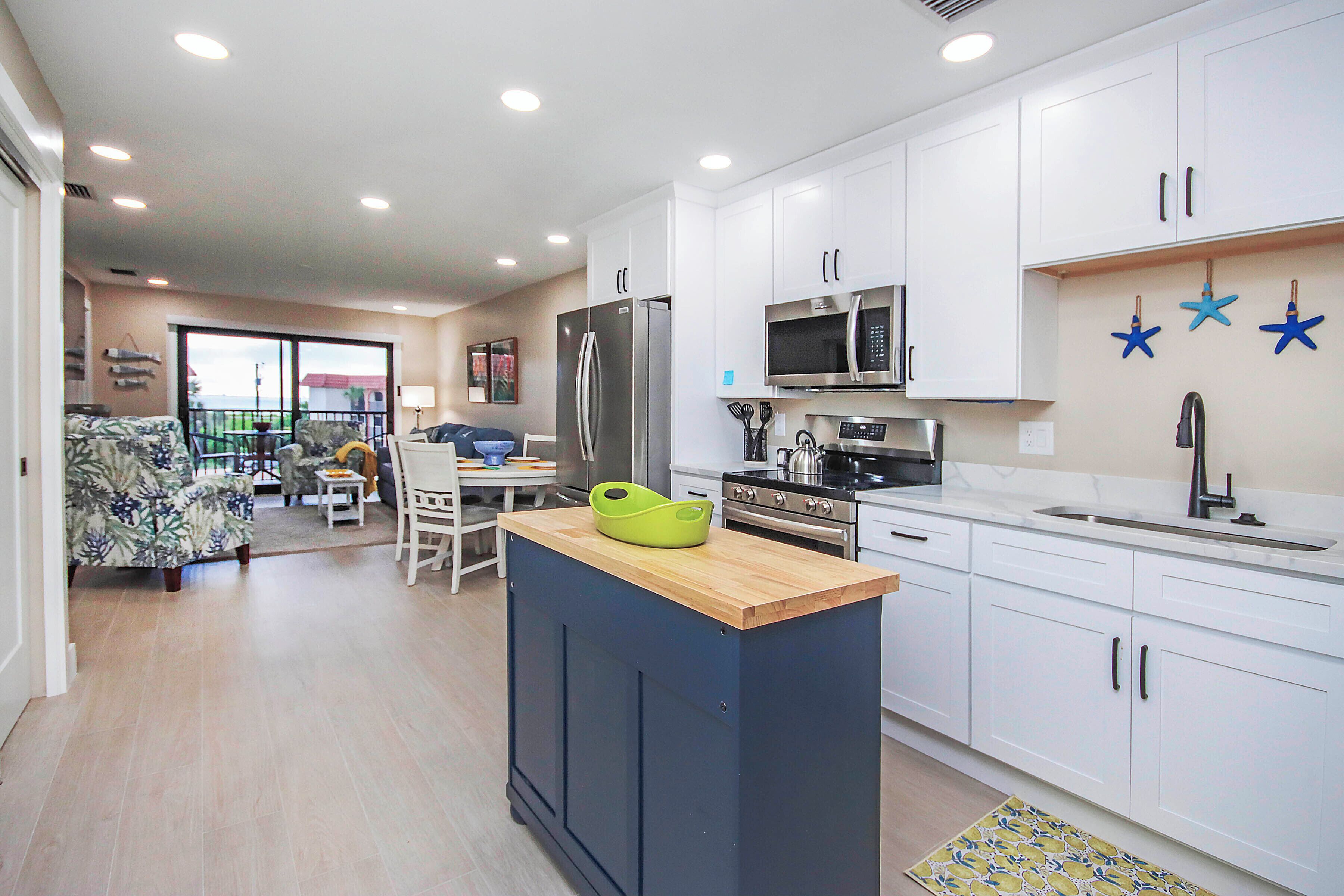 ثلاجة، ميكروويف، فرن، موقد طهي مسطح