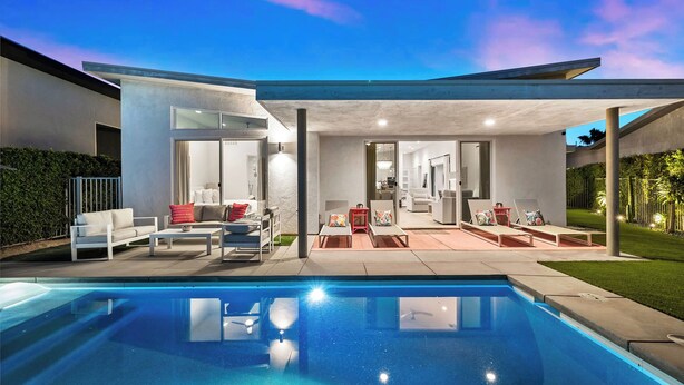 A modern house with a swimming pool, a covered patio, and a well-maintained garden. - Harlow House - Lounge poolside in Indian Wells (Indian Wells)