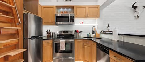 冰箱、微波炉、烤箱、炉灶