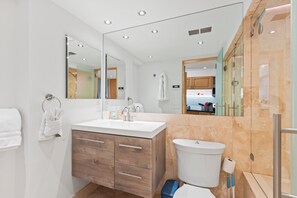 Douche, sèche-cheveux, serviettes fournies, savon