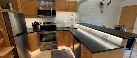 Kylskåp, mikrovågsugn, ugn och spishäll