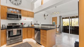 Kjøleskap, mikrobølgeovn, ovn og kokeplater