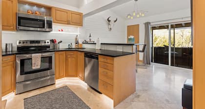 Wildwood Modern Loft: Steps to Skiing & Downtown