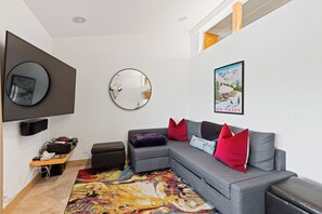 Smart TV - Wildwood Modern Loft: Steps to Skiing & Downtown (Ketchum)