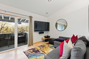 Smart TV - Wildwood Modern Loft: Steps to Skiing & Downtown (Ketchum)