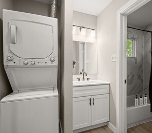 Hair dryer, towels, soap, shampoo - Modern Studio in Austin - Fast WiFi + Washer/Dryer (Austin)