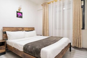 2 bedrooms, iron/ironing board, internet, bed sheets