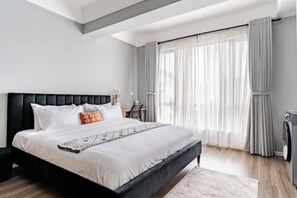 1 bedroom, iron/ironing board, internet, bed sheets - Chic Kilimani Apartment  Plush Couch & King Bed (Nairobi)