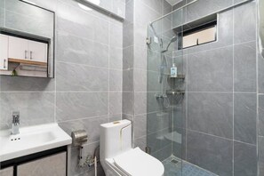 Haartrockner, Handtücher, Seife, Toilettenpapier