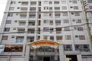 Exterior - Cozy 1Bdr with gym and golf simulator ,Yaya center (Nairobi)