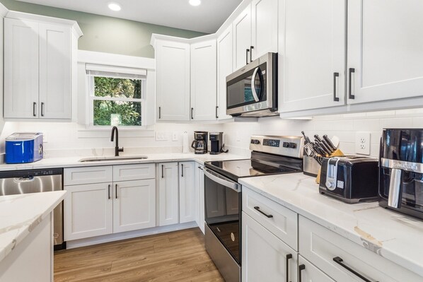 Réfrigérateur, four à micro-ondes, un four, surface de cuisson