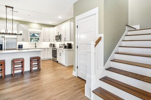 Réfrigérateur, four à micro-ondes, un four, surface de cuisson