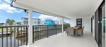 Walk To Beach, North End Restaurants, Night Life Steps Away!