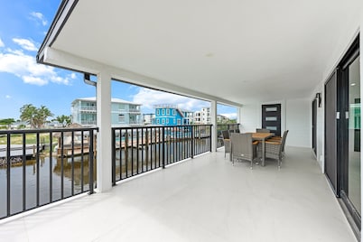 Walk To Beach, North End Restaurants, Night Life Steps Away!