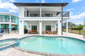 A heated pool - Walk To Beach, North End Restaurants, Night Life Steps Away! (Fort Myers Beach)