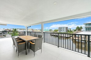Outdoor dining - Walk To Beach, North End Restaurants, Night Life Steps Away! (Fort Myers Beach)