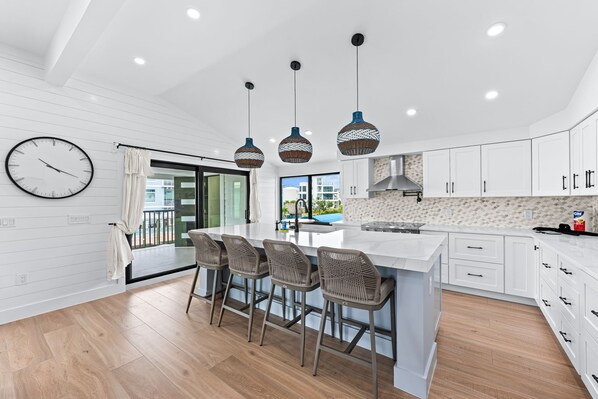 Fridge, microwave, oven, stovetop - Walk To Beach, North End Restaurants, Night Life Steps Away! (Fort Myers Beach)