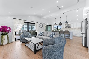 TV - Walk To Beach, North End Restaurants, Night Life Steps Away! (Fort Myers Beach)